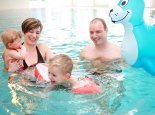 Galerie: Familie im Hallenbad im Sporthotel ROYAL X – Urlaub am Millstätter See – Naturhäuschen Leitner – Urlaub in Kärnten am See