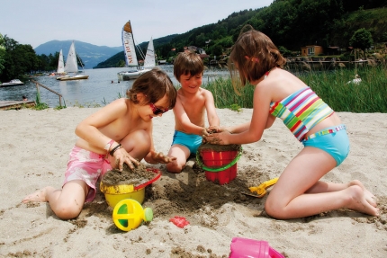 Sandspielen am Strand des Sporthotel ROYAL X am Millstätter See – Urlaub in Kärnten am See