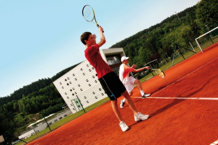 Tennis spielen am Freiplatz des Sporthotel ROYAL X am Millstätter See – Urlaub in Kärnten am See