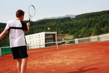 Tennisplatz am Millstätter See beim Sporthotel ROYAL X – Naturhäuschen Leitner – Familienurlaub in Kärnten