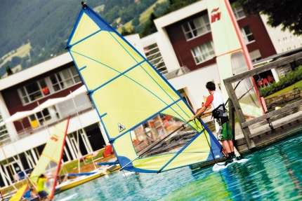 Windsurfen beim Sporthotel ROYAL X – Urlaub am Millstätter See – Naturhäuschen Leitner – Urlaub in Kärnten am See