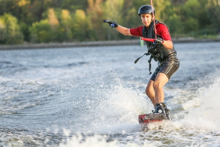 Wakeboarden am Millstätter See beim Sporthotel ROYAL X – Naturhäuschen Leitner – Urlaub in Kärnten am See – Urlaub am Millstätter See