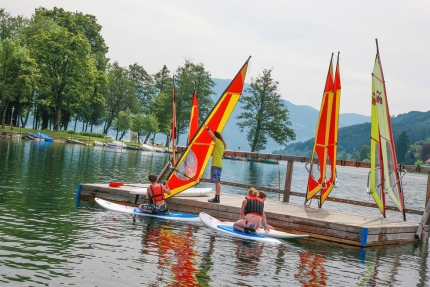 Windsurfen beim Sporthotel ROYAL X am Millstätter See – Naturhäuschen Leitner – Urlaub in Kärnten am See