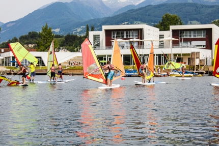 Windsurfen beim Sporthotel ROYAL X am Millstätter See – Naturhäuschen Leitner – Urlaub in Kärnten am See