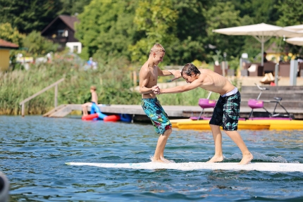 Surfbretter – Sporthotel ROYAL X am Millstätter See – Naturhäuschen Leitner – Urlaub in Kärnten am See